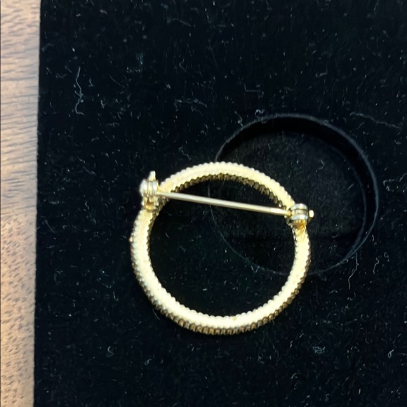 Vintage Gold and Pearl Circular Brooch with Textured Edge mid century! - Picture 3 of 7